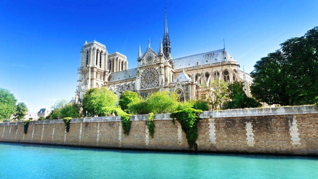 Notre-Dame v Paríži je jedným z najvýraznejších príkladov gotickej architektúry v Európe. So svojimi mohutnými vežami, opornými oblúkmi, ružicovými oknami a detailnými sochami fascinuje návštevníkov už viac ako 850 rokov. Jej výstavba sa začala v 12. storočí a jej štýl definoval podobu mnohých ďalších chrámov v Európe. Jej majestátnosť dodnes odráža umeleckú a duchovnú silu stredovekého Francúzska.