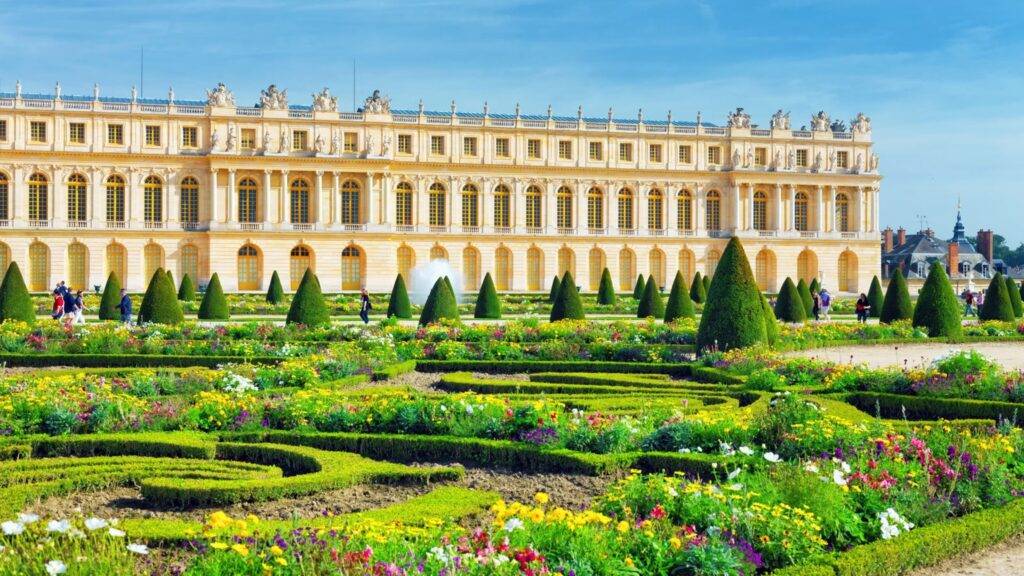 Versailles, ležiace neďaleko Paríža, je jedným z najvýznamnejších symbolov kráľovskej moci vo Francúzsku. Tento rozsiahly palác bol sídlom kráľa Ľudovíta XIV., známeho ako Kráľ Slnko, ktorý ho pretvoril na centrum politickej moci a reprezentačnú dominantu celej krajiny. Versailles nebol len obyčajným sídlom, ale aj prejavom absolútnej moci a bohatstva francúzskej monarchie.